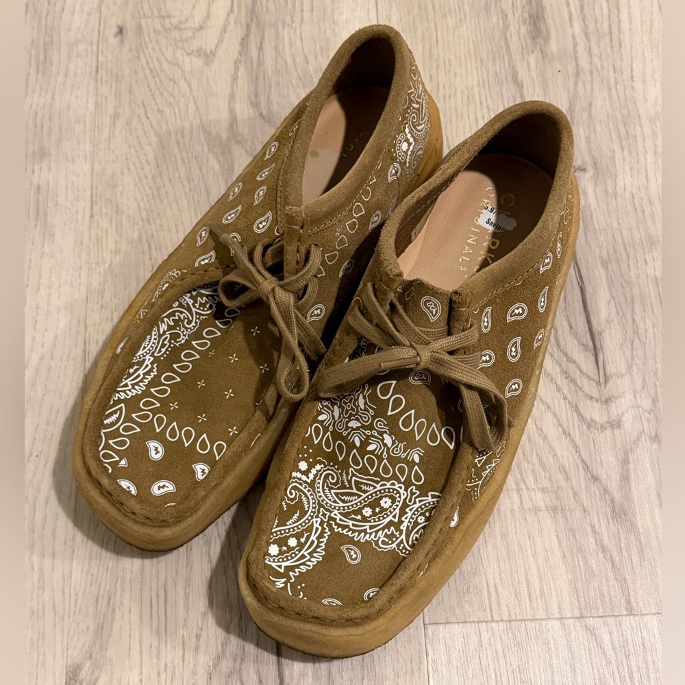 Clarks Wallabee Cup Suede Shoes with White Paisley Design sz 9.5
